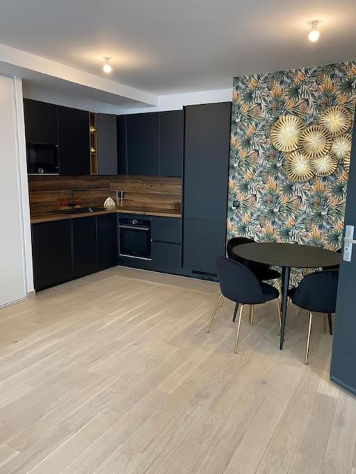Brand New 1 Bedroom Flat With Parking- 5 Min Paris Pte De Versailles Issy-les-Moulineaux Bagian luar foto