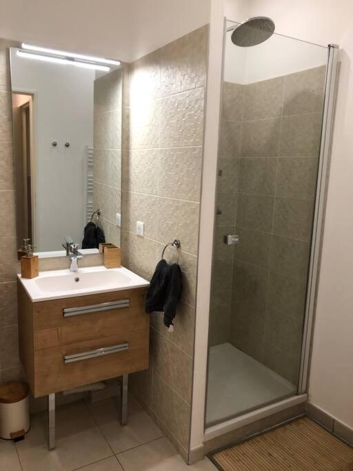 Brand New 1 Bedroom Flat With Parking- 5 Min Paris Pte De Versailles Issy-les-Moulineaux Bagian luar foto